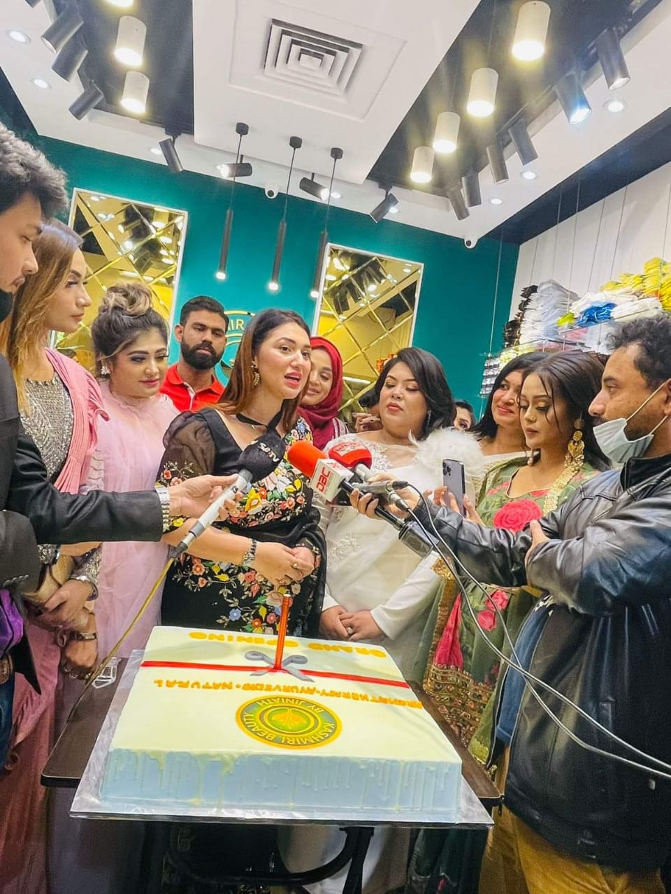 প্রসাধনী পণ্যের শো-রুম উদ্বোধন করলেন অপু বিশ্বাস