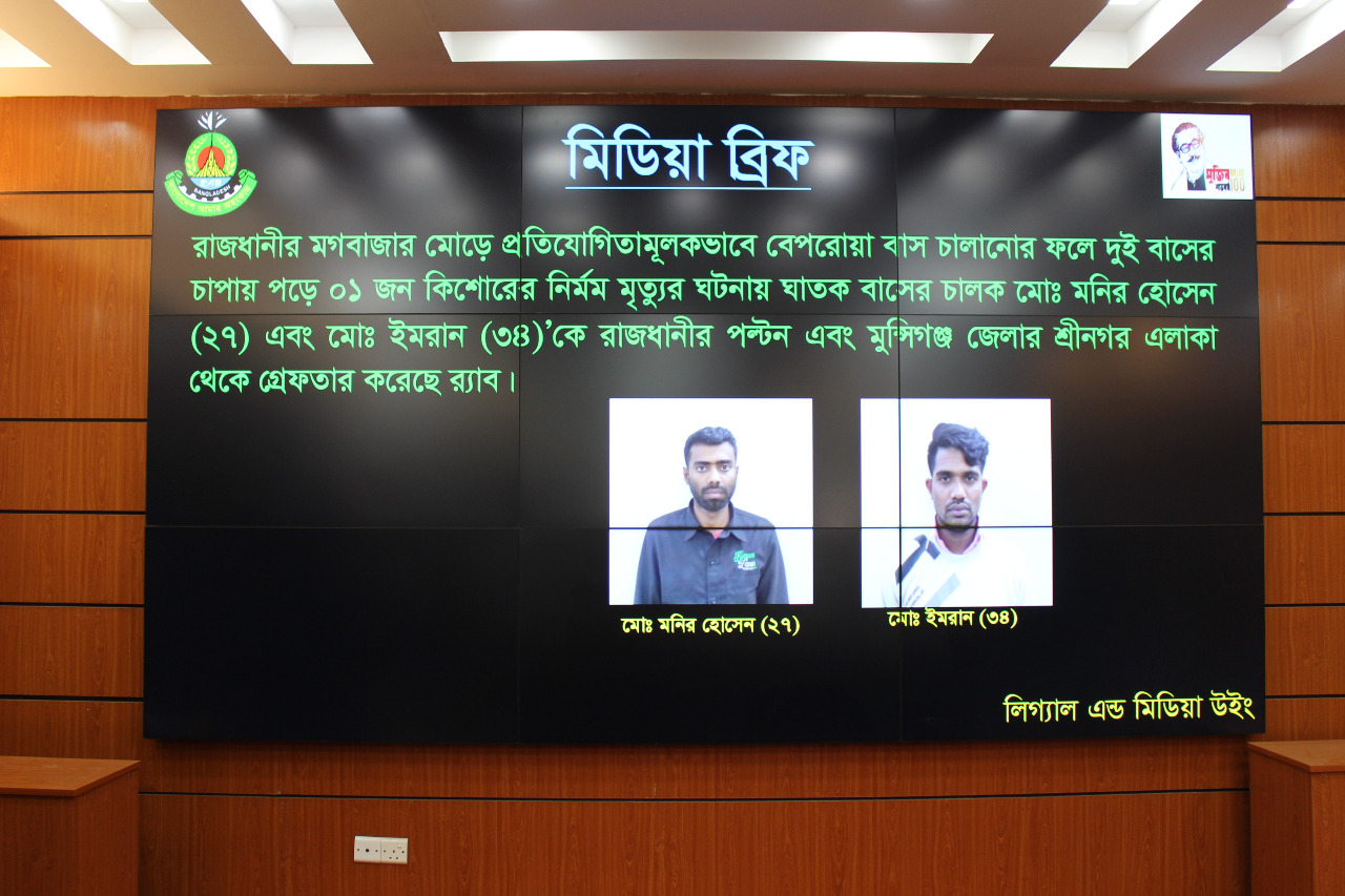 দুই বাসের চাপায় কিশোরের মৃত্যু: দুই চালকই মাদকাসক্ত
