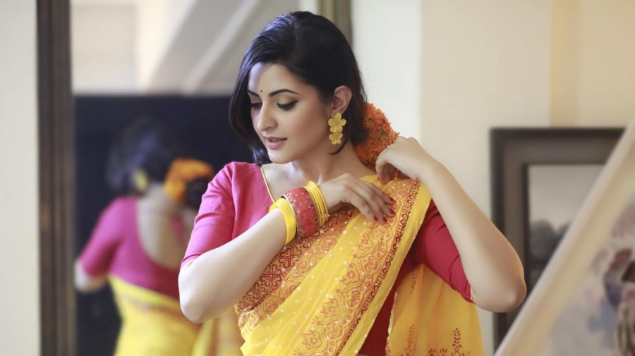 দেড় কোটি মানুষ অনুসরণ করছেন পরীকে