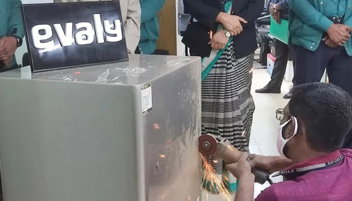 ইভ্যালির লকার ভেঙে পাওয়া গেল মাত্র ২৫৩০ টাকা