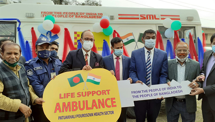 পটুয়াখালী পৌর মেয়রের কাছে ভারত সরকারের এ্যাম্বুলেন্স হস্তান্তর