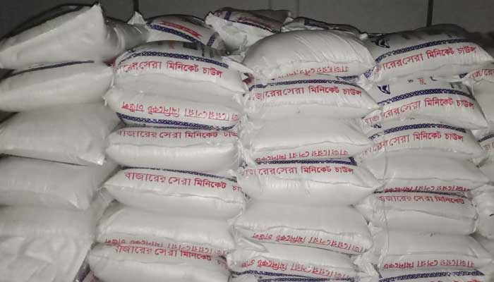 বরিশালে হাতেনাতে ধরা পড়লো সরকারি গুদামের চাল, গ্রেপ্তার ২