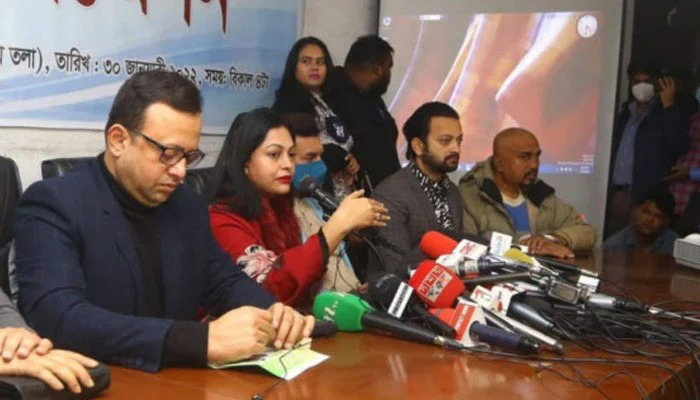 আমার কাছে চুমু চেয়েছিলেন পীরজাদা, সংবাদ সম্মেলনে নিপুণ