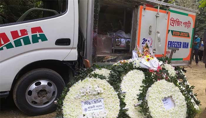 বাগেরহাটে চিরনিদ্রায় শায়িত শিল্পী মাহমুদুল হক