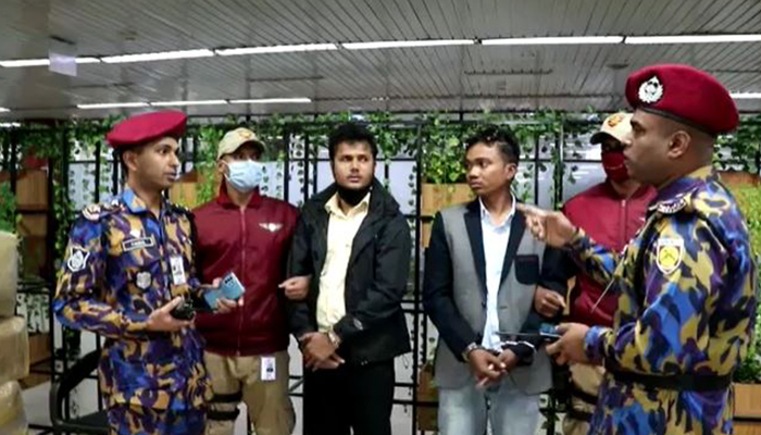 শাহজালালে ৩০ স্বর্ণের বারসহ যাত্রী ও নিরাপত্তাকর্মী গ্রেপ্তার