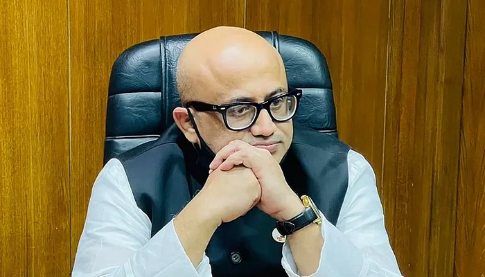 থানায় অস্ত্র জমা দিলেন ডা. মুরাদ ও তার স্ত্রী