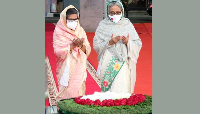 স্বদেশ প্রত্যাবর্তন দিবসে বঙ্গবন্ধুর প্রতিকৃতিতে শ্রদ্ধা প্রধানমন্ত্রীর
