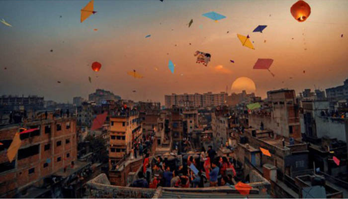 রঙিন ঘুড়ির ডানায় শুরু হয়েছে সাকরাইন উৎসব