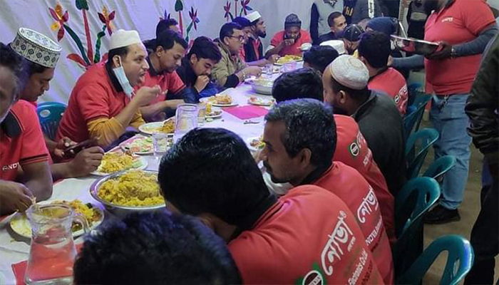 ভোজন প্রতিযোগিতায় চাচাদের হারালো ভাতিজারা