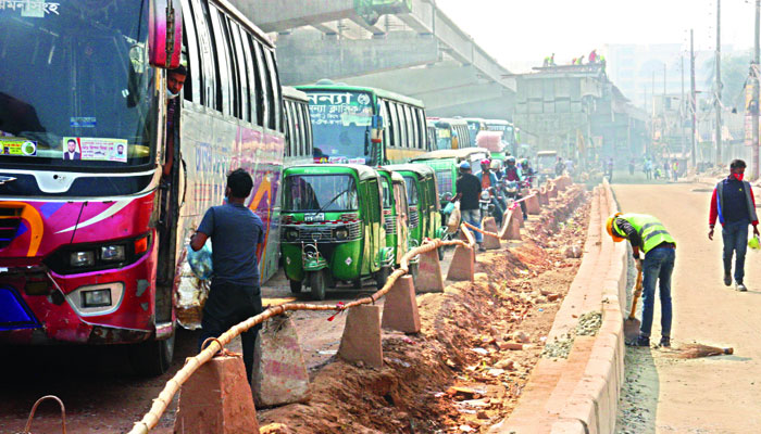 গতিহীন প্রকল্পে সীমাহীন দুর্গতি