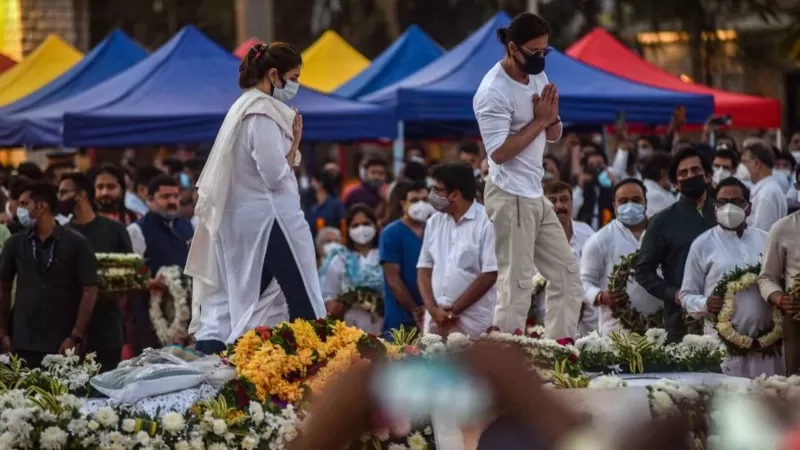 লতা মঙ্গেশকরের প্রতি শাহরুখের শেষ শ্রদ্ধা, চলছে তুমুল বিতর্ক!