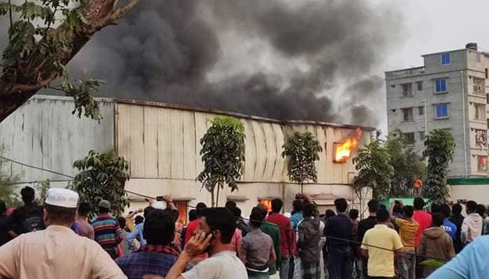 সাভারের আশুলিয়ায় জুতার কারখানায় আগুন