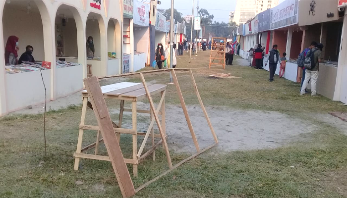 বইমেলার প্রবেশপথে কড়াকড়ি, ভেতরে ঢিলেঢালা