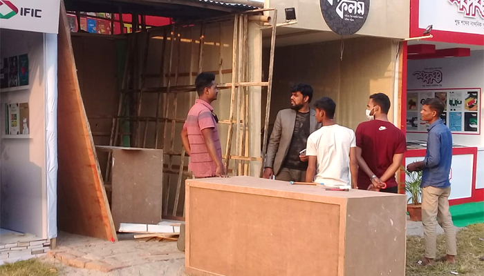বইমেলার প্রবেশপথে কড়াকড়ি, ভেতরে ঢিলেঢালা