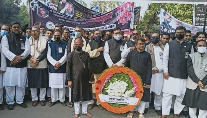বিএনপিকে আগে শহীদ মিনারে যেতে দিল আওয়ামী লীগ