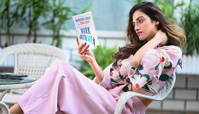 সমুদ্রপাড়ে ঝড় তুললেন লাস্যময়ী নুসরাত