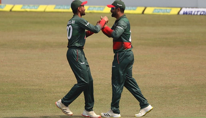 তিন উইকেট হারিয়ে ধুকছে আফগানিস্তান