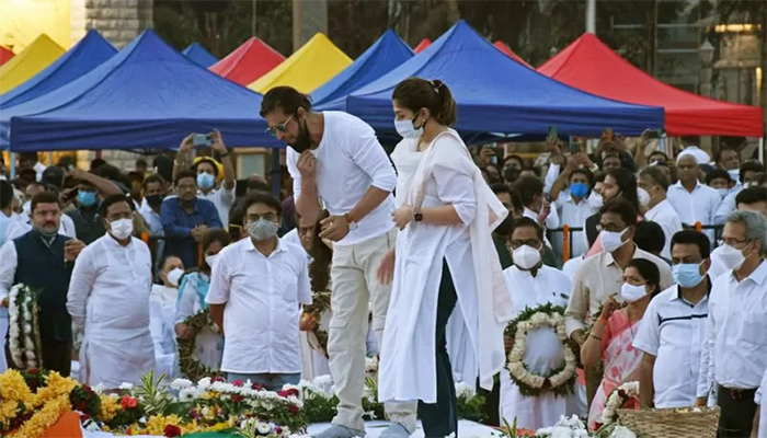 লতা মঙ্গেশকরের প্রতি শাহরুখের শেষ শ্রদ্ধা, চলছে তুমুল বিতর্ক!