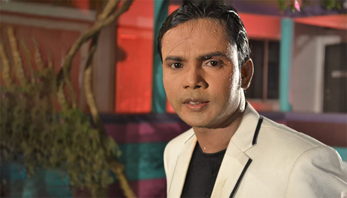 ফেসবুক লাইভে এসে কাঁদলেন হিরো আলম