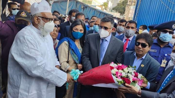 নিজেই মাথায় করে মাইজভান্ডারের গিলাফ নিলেন দোরাইস্বামী
