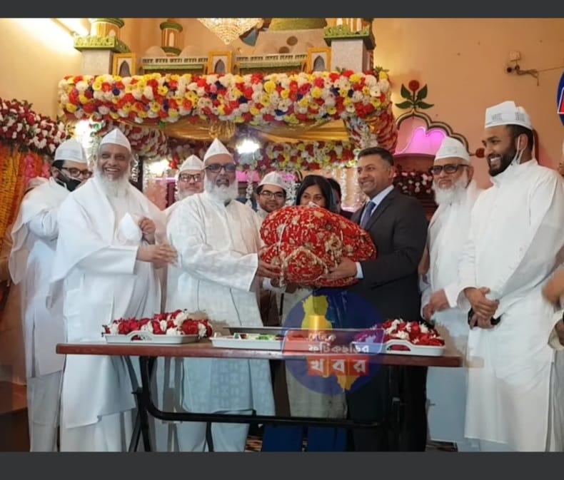নিজেই মাথায় করে মাইজভান্ডারের গিলাফ নিলেন দোরাইস্বামী