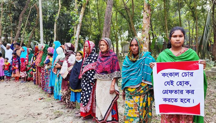 সরিষাবাড়ীতে কবর থেকে কঙ্কাল চুরি: চোর চক্রের শাস্তির দাবিতে মানববন্ধন