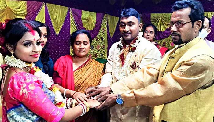 বিধবা পুত্রবধূর আবারও বিয়ে দিলেন শ্বশুর