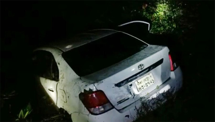 চাঁদপুরে নিয়ন্ত্রণ হারিয়ে প্রাইভেট কার পুকুরে, নিহত ৫