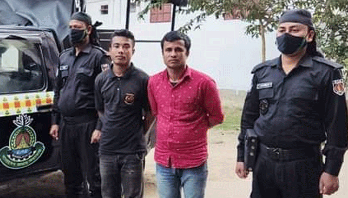 রামগড়ে ছদ্মবেশী র‍্যাবের হাতে অস্ত্র ও গুলিসহ আটক ২