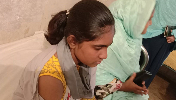 নেত্রকোনায় স্কুল শিক্ষার্থীকে একসঙ্গে ৪ ডোজ টিকা