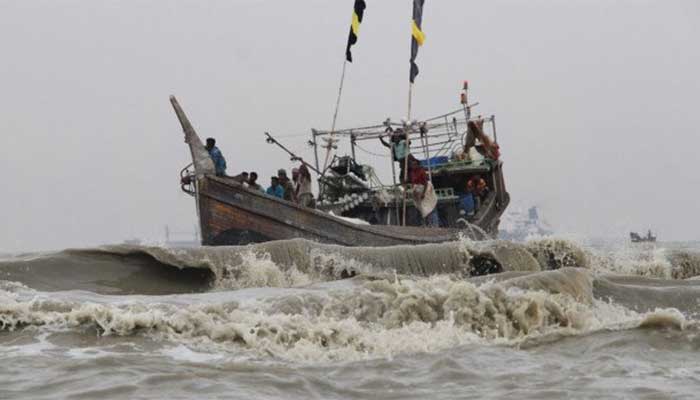 বঙ্গোপসাগরে ঝড়ের কবলে পড়ে ১০ ট্রলার ডুবি ২৫ জেলে নিখোঁজ