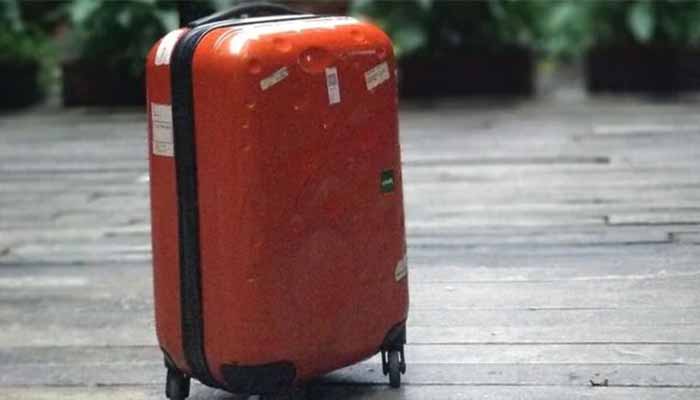 ট্রলিতে লুকিয়ে হোস্টেল থেকে প্রেমিকা ‘পাচার’, ভাইরাল ভিডিও