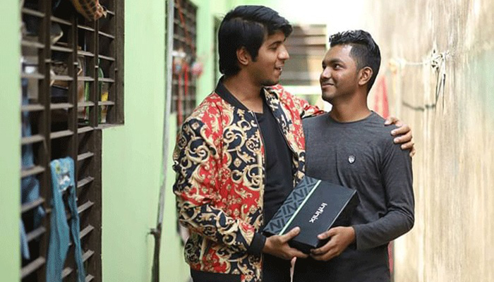 উপহার নিয়ে সেই ভক্তের বাসায় তৌসিফ