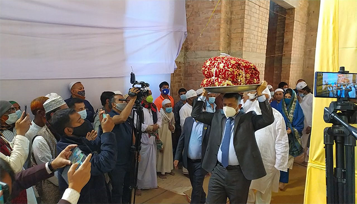 নিজেই মাথায় করে মাইজভান্ডারের গিলাফ নিলেন দোরাইস্বামী