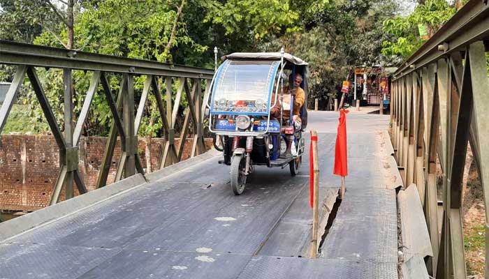 ধুনটে সেতুর পাটাতন ভাঙা, ঝুঁকি নিয়ে যানবাহন পারাপার