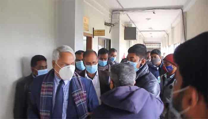 পাবনা বিশ্ববিদ্যালয়ের অবরুদ্ধ উপাচার্য সাংসদের হস্তক্ষেপে মুক্ত