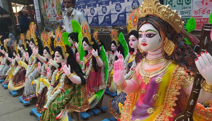 শাঁখারিবাজার: স্বরসতী পূজার বিকিকিনিতে উৎসবের আমেজ