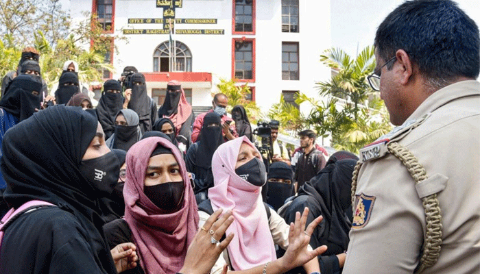 হিজাব বিতর্কের সমাধান করতে পারবে কর্নাটক সরকার