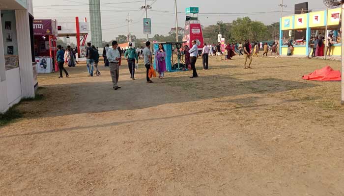বইমেলা আজ কিছুটা ফাঁকা, ছন্দহীন