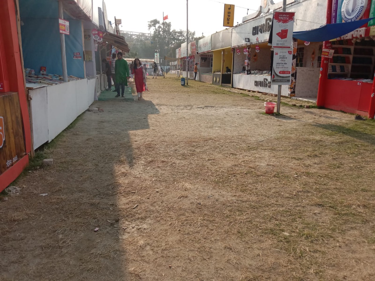 বইমেলা আজ কিছুটা ফাঁকা, ছন্দহীন
