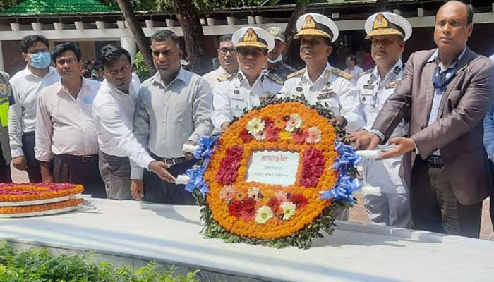 পায়রা বন্দর চেয়ারম্যানের বঙ্গবন্ধুর সমাধিতে শ্রদ্ধা নিবেদন