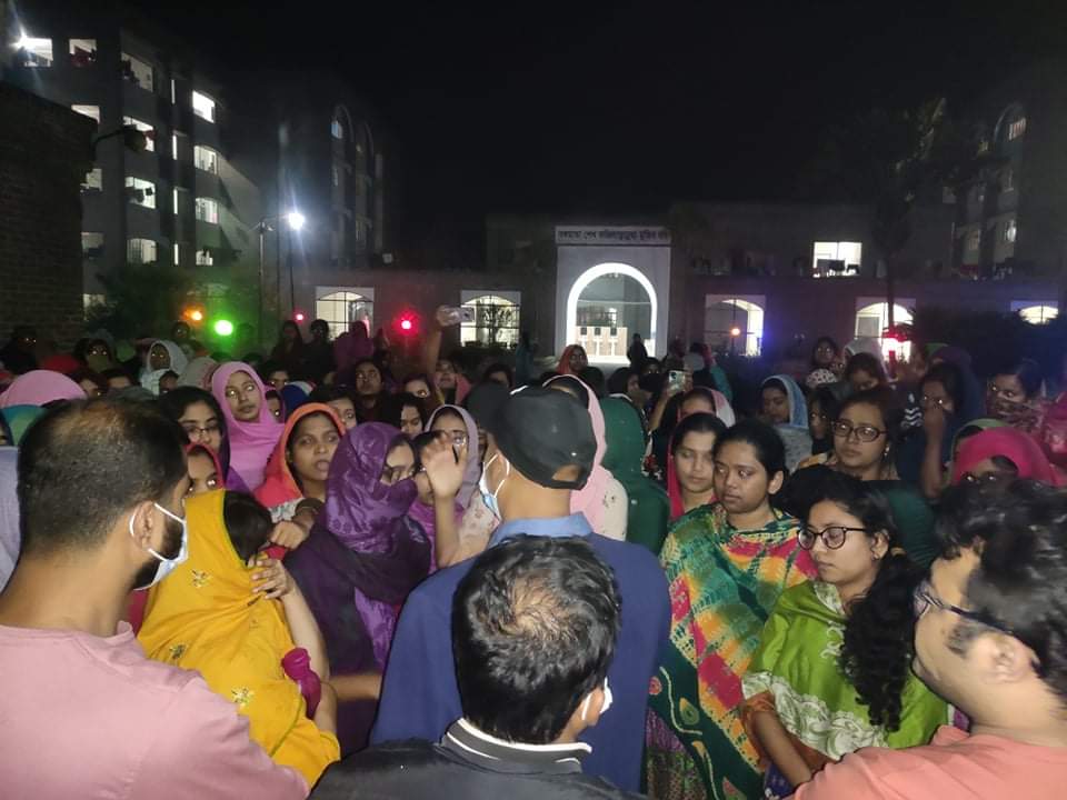 প্রভোস্টের পদত্যাগ দাবিতে রাতে ইবি ছাত্রীদের বিক্ষোভ