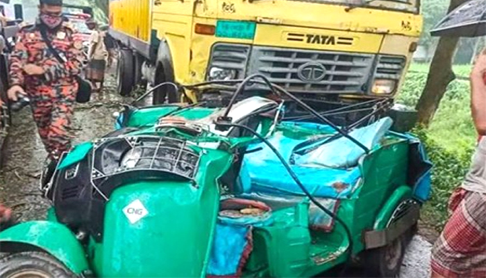 ব্রাহ্মণবাড়িয়ায় কাভার্ডভ্যান চাপায় প্রাণ গেল চার অটোরিকশাযাত্রীর