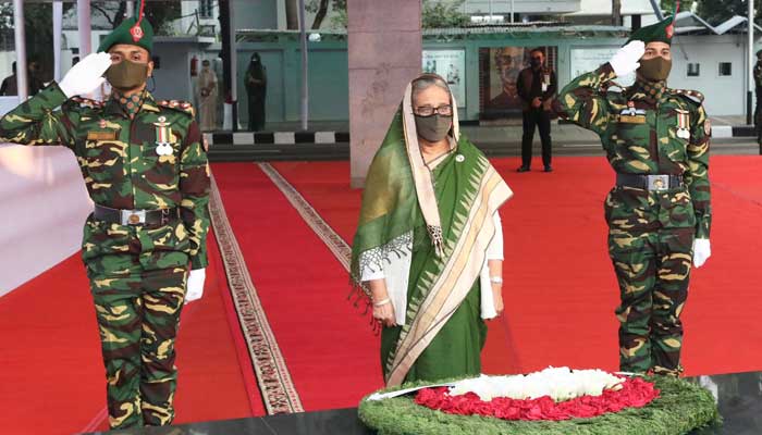 বঙ্গবন্ধুর প্রতিকৃতিতে প্রধানমন্ত্রীর শ্রদ্ধা