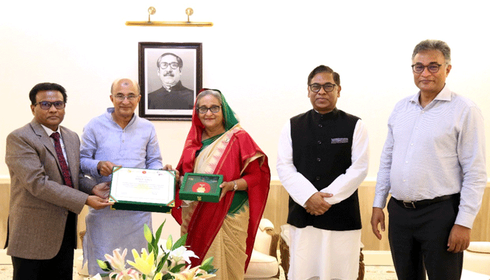 বিদ্যুৎ বিভাগের স্বাধীনতা পুরস্কার প্রধানমন্ত্রীর কাছে হস্তান্তর