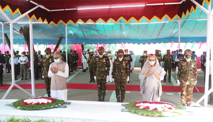 টুঙ্গিপাড়ায় বঙ্গবন্ধুর সমাধিতে রাষ্ট্রপতি ও প্রধানমন্ত্রীর শ্রদ্ধা