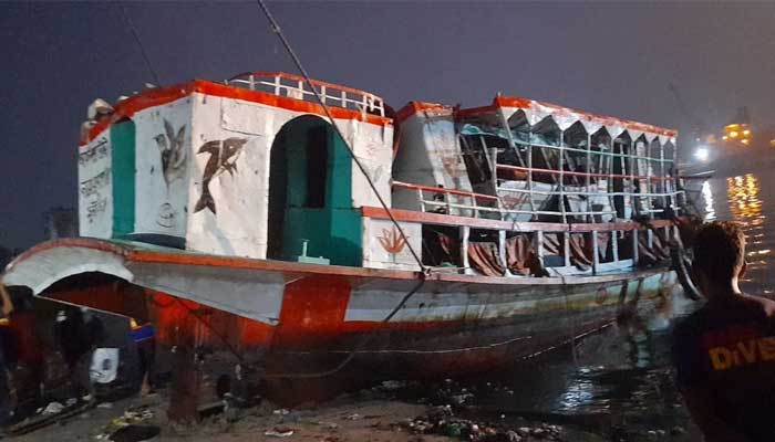 ১৭ ঘণ্টা পর শীতলক্ষ্যায় ডুবে যাওয়া লঞ্চ উদ্ধার