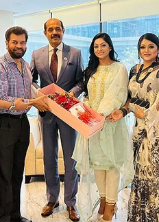 মেয়র আতিকুলের কাছে আমন্ত্রণ নিয়ে গেলেন শিল্পী সমিতি