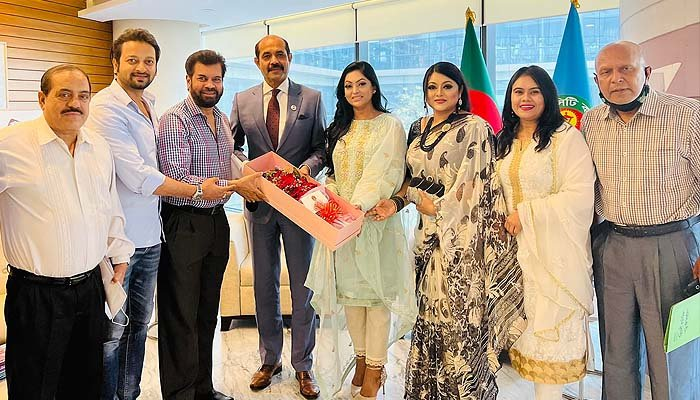 মেয়র আতিকুলের কাছে আমন্ত্রণ নিয়ে গেলেন শিল্পী সমিতি