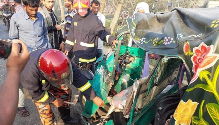 ব্রাহ্মণবাড়িয়ায় কাভার্ডভ্যান চাপায় প্রাণ গেল চার অটোরিকশাযাত্রীর